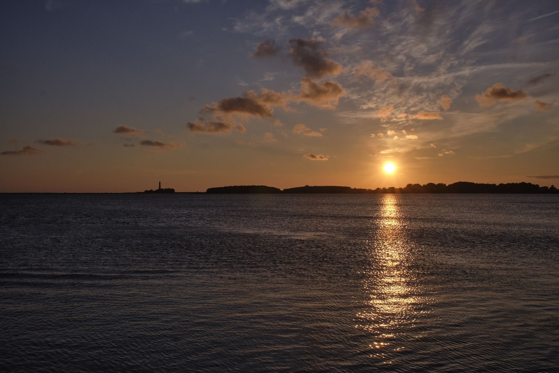 DLEP2533 Sonnenuntergang auf Fehmarn mit Blick in Richtung des Flügger-Leuchtturms. Ein Fotospot im Rahmen des Bildungsurlaubes Fehmarn fantastisch fotogen